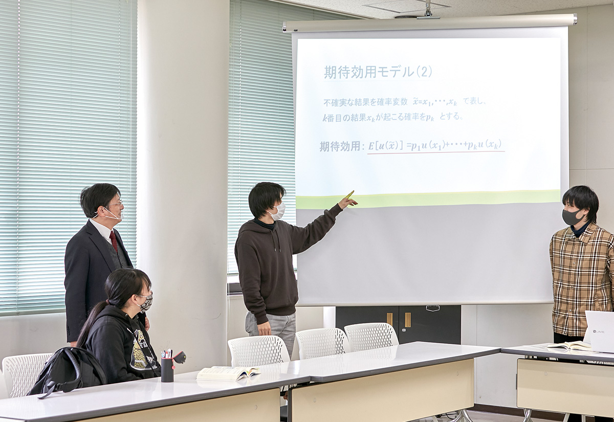 経済学の視点で、現代社会の問題を解決する力を養う