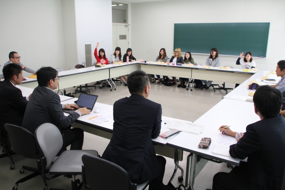 熊本学園大学 山崎製パン ローソン 共同企画 商学部生発案の メロンパンサンド 10月18日発売開始 学部 ニュース 熊本学園大学 熊本 で学ぶ 九州を創る