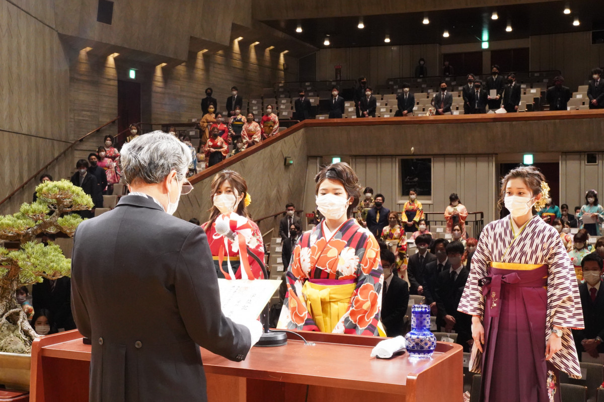 令和2年度学位記授与式を挙行しました 大学 ニュース 熊本学園大学 熊本で学ぶ 九州を創る