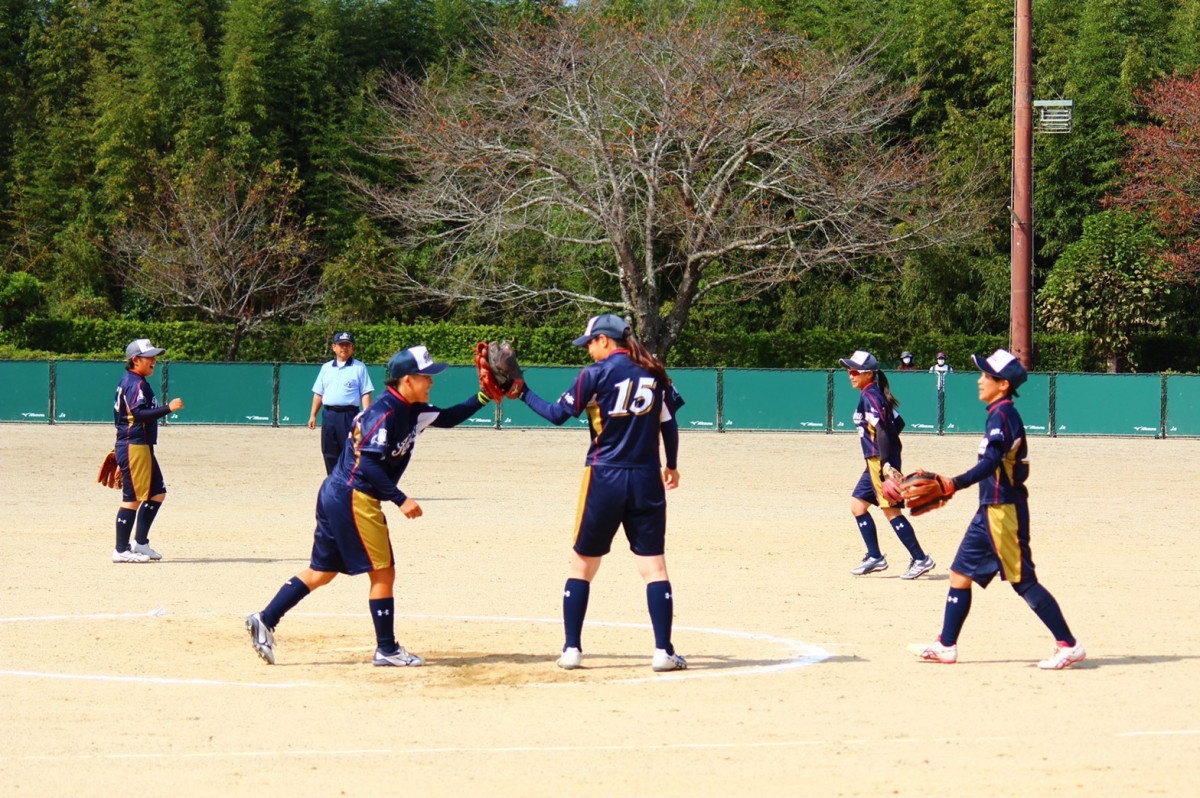 女子ソフトボール部 体育委員会 クラブ サークル紹介 熊本学園大学 熊本で学ぶ 九州を創る