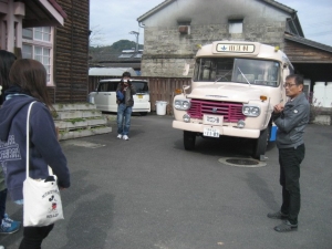 村の産業遺産「ボンネットバス」の説明を受けて乗車しました