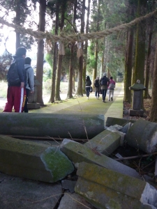 倒壊した鳥居の脇を抜けていく