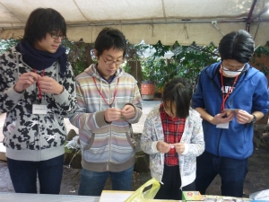 地元の子と祭りの準備をする学生たち