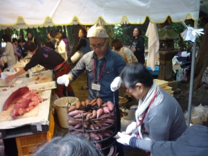 西原村特産カライモ（サツマイモ）の焼き芋を手伝う学生